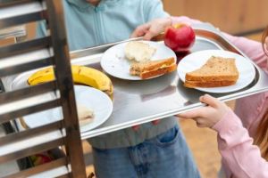 Porgramul Masa Sanatoasa“, in judetul Constanta: Investitie de peste 1,3 milioane de lei in hrana elevilor din comuna Poarta Alba (DOCUMENTE)