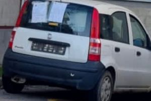 Poliţia Locală Piteşti caută proprietarul unei maşini abandonate pe domeniul public