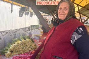 Leurda, vedeta primăverii în Piaţa Cibin. Comerciantele împart şi reţete pentru spanac şi verdeţuri/ foto