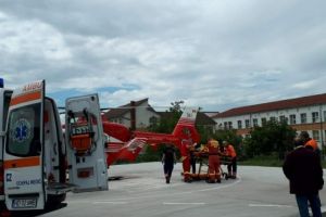 Un bărbat şi-a dat foc în faţa centrului maternal din Hunedoara. Individul ar fi dorit să incendieze clădirea în care se aflau soţia şi copiii săi