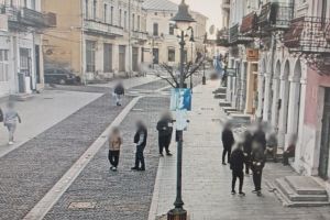 FOTO Jigniri şi înjurături la adresa unei vânzătoare din Centrul Istoric. Poliţiştii locali au intervenit
