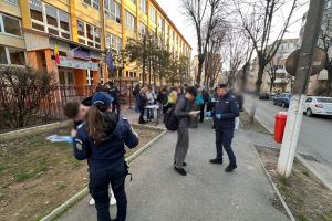 FOTO. Control cu câine antidrog la un liceu din Satu Mare: peste 200 de elevi au fost verificaţi