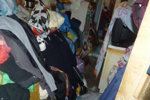 FOTO Oare cum pot trăi aşa? Botoşăneni amendaţi pentru mizeria din propriile case. Vecinii sunt disperaţi!