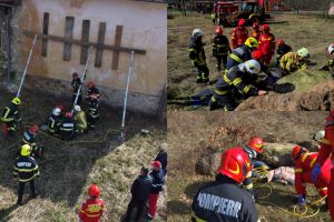 FOTO. Operaţiune de salvare într-o localitate din judeţ! Alunecare de teren, persoană prinsă sub dărâmături (Exerciţiu)