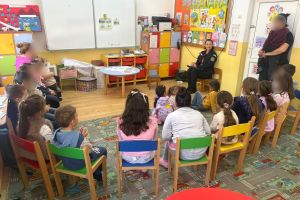 Poliţiştii au discutat despre combaterea violenţei cu aproape 500 de elevi din Agnita: controale şi în jurul şcolilor / foto