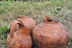Mureş: Vas de bronz, ceramică inscripţionată şi o „cisternă” romană, descoperite în curtea comandamentului castrului din Călugăreni