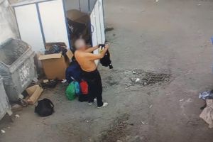 „Shopping” neobişnuit la Botoşani! Un bărbat şi-a schimbat garderoba direct la ghenă