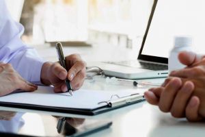 Bani pentru tinerii care se angajează. Guvernul schimbă regulile pentru şomaj şi ocuparea forţei de muncă