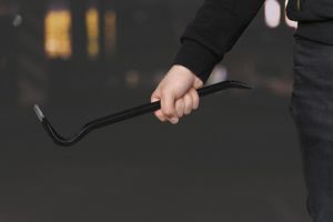 Scandal in judetul Constanta: Un barbat, condamnat la inchisoare dupa ce ar fi distrus un autoturism cu ranga iar apoi si-ar fi scos organul genital in fata politiei si a altor persoane 