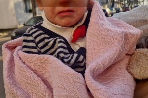 Copil pierdut pe o stradă din Botoşani. O mămică a sunat la Poliţie