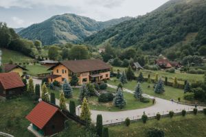 Escapadă de weekend în Mărginimea Sibiului: Relaxare cu ciubăr şi delicii tradiţionale la Pensiunea Râu Sadului