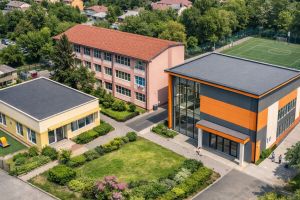 O şcoală din Piteşti se extinde. Grădiniţă cu program prelungit şi sală de sport, aprobate astăzi