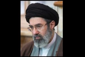 Tensiuni la cote alarmante in Orientul Mijlociu: Noul lider suprem al Iranului, Mojtaba Khamenei, promite razbunare si ameninta cu blocarea Stramtorii Ormuz 