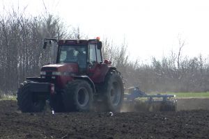 VIDEO Plafonarea preţului motorinei ar putea reduce considerabil costurile campaniei agricole. Fermierii buzoieni salută măsura
