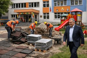 DEZVALUIRI - 850.000 de lei pentru curtea unei grădiniţe modernizată acum şase luni. EPIC CONSTRUCT SRL, firma cu 67 de contracte fără licitaţie, abonată la banii Primăriei Râmnicu Vâlcea