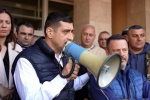 Salariaţii CEO, în a şaptea zi de protest. Liderul AUR, prezent la Târgu Jiu