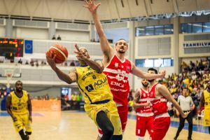 VIDEO – Victorie cu inima şi sufletul – CSU bate Oradea şi e 1-1 la general