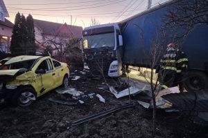 FOTO Accident grav pe drumul Botoşani- Suceava.  Două persoane au fost rănite
