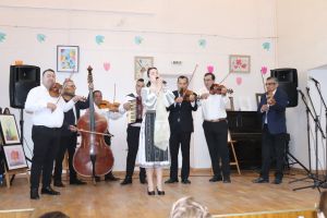 Tabăra „Lăutarii şi rapsozii Gorjului” continuă azi la Târgu Cărbuneşti