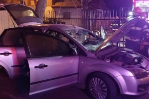 Incendiu la o maşină în curtea unui colegiu din Oradea