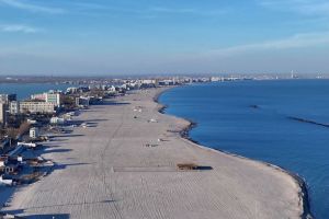 Primaria Constanta da ordin de demolare pentru zeci de beach-baruri si constructii ilegale de pe plaja