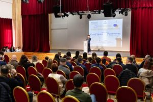 Elevii vorbitori de limba engleză se întrec în elocvenţă, la Braşov