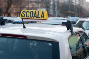 Instructorul auto din Sibiu, prins când dădea 500 de euro mită unui poliţist, scapă de închisoare