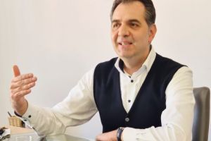  Primăria Sfântu Gheorghe demolează fosta fermă avicolă, unde vrea să construiască un cartier de locuinţe
