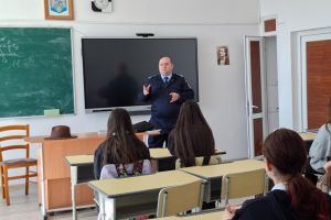 Activitate de prevenire si informare desfasurata de jandarmii tulceni la Liceul Teoretic Gheorghe Munteanu Murgoci din Macin