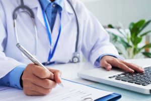 Noi reguli pentru avizele medicale ale profesorilor şi personalului din şcoli. Refuzul acestora este considerat abatere disciplinară