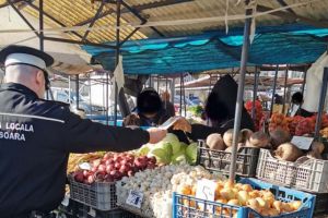 Controale dure în pieţele din Timişoara. Sute de amenzi pentru vânzări fără acte şi produse stricate