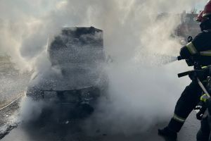 Maşină în flăcări în judeţul Arad. Șoferul a reuşit să iasă la timp