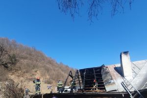 Incendiu la o locuinţă din Romuli. Un pompier voluntar s-a rănit în timpul intervenţiei