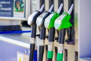 Motorina trece de 9 lei în unele benzinării din Oradea. Carburanţii s-au scumpit din nou