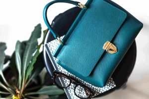 Eleganţa care se vede abia când o simţi:  arta accesorizării discrete 