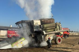 Incendiu pe câmp la Avrig: a luat foc un utilaj agricol / foto