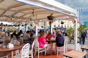 Sibienii ies tot mai rar în oraş, iar patronii sunt în pragul disperării: „Am făcut şi reduceri”