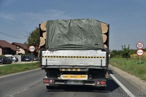 Transportator din Bihor, prins cu aproape 80 de metri cubi de lemn fără acte. Poliţiştii i-au confiscat valoric marfa de peste 22.000 lei