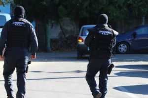 Adolescente din familii dezorganizate, racolate de un individ care le-a determinat sa practice prostitutia. Suspectul a ajuns dupa gratii