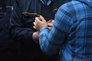 Un hoţ de maşini din Bihor, care n-are permis, a ajuns din nou în arest: a recidivat rapid după ce a fost lăsat liber