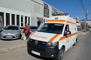 FOTO & VIDEO Ambulanţa, chemată la un hipermarket din Botoşani. O femeie, aflată la cumpărături, a ajuns pe mâna cadrelor medicale