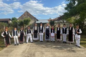 „Muguraşii” din comuna Constantin Daicoviciu înfloresc în joc şi cânt popular