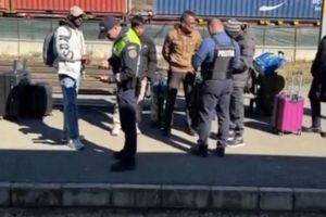 Controale în zona gării CFR Sibiu: au fost aduşi şi câini dresaţi / video
