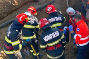 Persoană prinsă sub un mal de pământ, în judeţul Satu Mare! Pompierii intervin de urgenţă