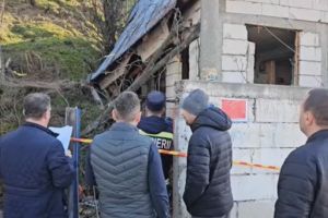 Autorităţile au constatat pagubele familiilor din Slatina ale căror locuinţe au fost afectate de alunecarea de teren/ VIDEO