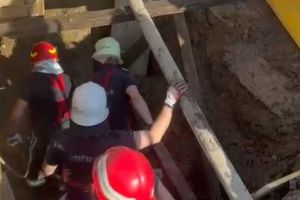 FOTO. Persoană prinsă sub un mal de pământ, în judeţul Satu Mare! Pompierii intervin de urgenţă