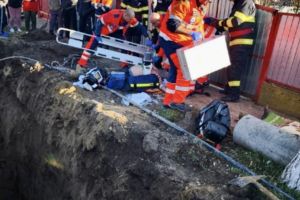 Operaţiune contracronometru! Bărbat prins sub un mal de pământ la 4 metri adâncime
