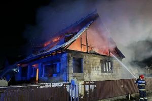Incendiu la două locuinţe din Dărmăneşti. Pompierii au intervenit pentru a împiedica extinderea flăcărilor