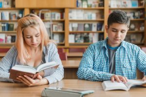 Decizie controversată în Educaţie: manualele de liceu vor fi folosite 8 ani