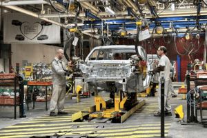 Autostrada Sibiu–Piteşti întârziată, invocată în criza de la Dacia: producţia scade şi urmează concedieri